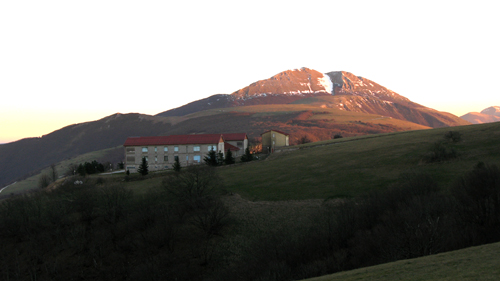La colonia "Casa Estiva Padre Damiani" del Monte Petrano con sullo il Monte Acuto