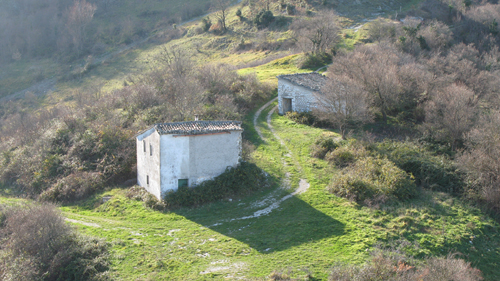 Il casolare delle Smirre, sul versante ovest del Monte Petrano