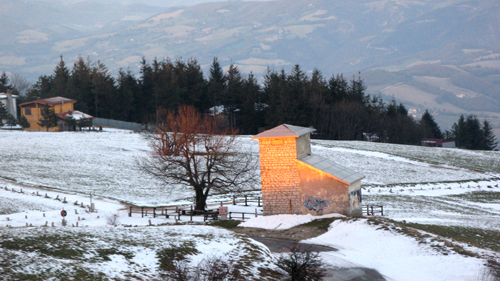 Il Petrano innevato con sullo sfondo le villette turistiche
