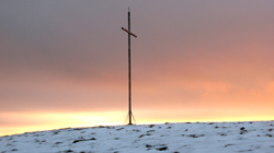 La croce sulla vetta del Monte Petrano fotografata al tramonto